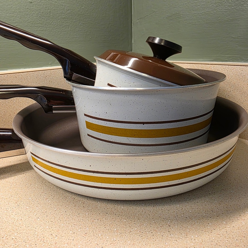 READ Vintage West Bend Set 10" Skillet 1qt & 2qt Sauce Pans Almond Brown Striped